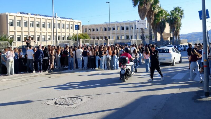 Al momento stai visualizzando Agrigento – Gli studenti del Liceo King in piazza: “Non vogliamo topi in giro”