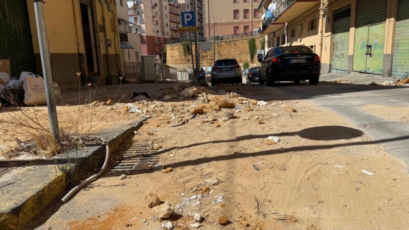 Al momento stai visualizzando Agrigento, cinque giorni dopo il nubifragio via Callicratide è ancora coperta di detriti: «Meno parole, più fatti»