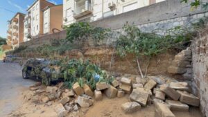 Scopri di più sull'articolo Agrigento – Via Petrarca, dopo il nubifragio di sabato grossi blocchi sulla strada e contro un’auto: L’area è ancora esposta al pericolo