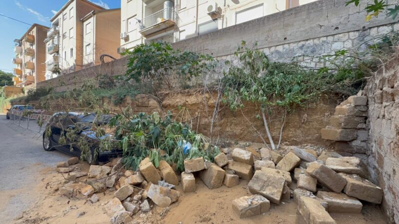 Al momento stai visualizzando Agrigento – Via Petrarca, dopo il nubifragio di sabato grossi blocchi sulla strada e contro un’auto: L’area è ancora esposta al pericolo