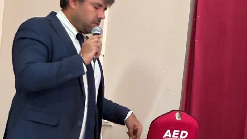 Scopri di più sull'articolo Agrigento – A Caltabellotta, la CONFASI Sicilia dona un defibrillatore. I volontari della Croce Rossa spiegano agli studenti come utilizzare lo strumento salvavita