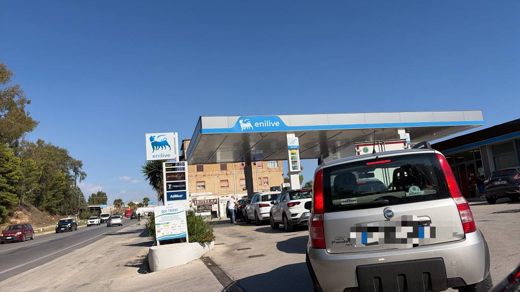 Al momento stai visualizzando Agrigento – Caro carburanti, code lungo la Ss115 al distributore Eni (Video)