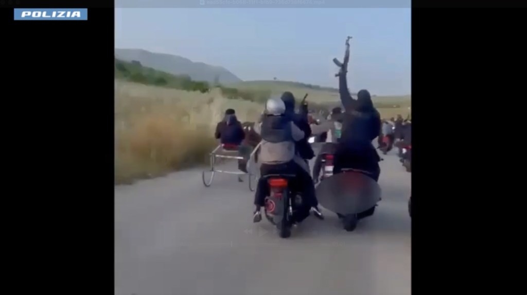 Al momento stai visualizzando Agrigento – Brandiva un kalashnikov durante una corsa clandestina di cavalli, arrestato