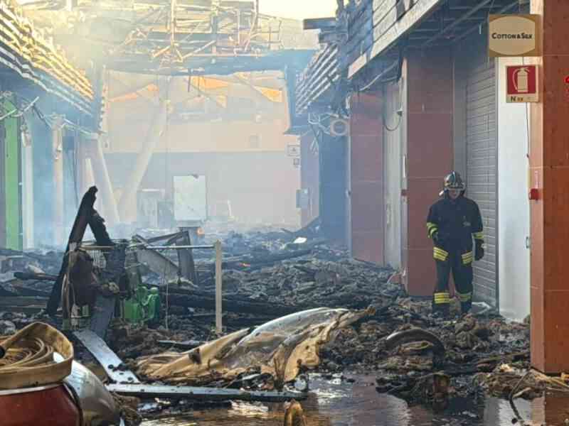 Al momento stai visualizzando Agrigento – Palermo, incendio al centro commerciale Conca d'Oro: struttura devastata, ancora focolai e verifiche