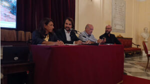 Scopri di più sull'articolo Agrigento – «Bravo!» – «Grazie!». Quando la conferenza stampa diventa teatro. La nostra solidarietà al giornalista Domenico Vecchio