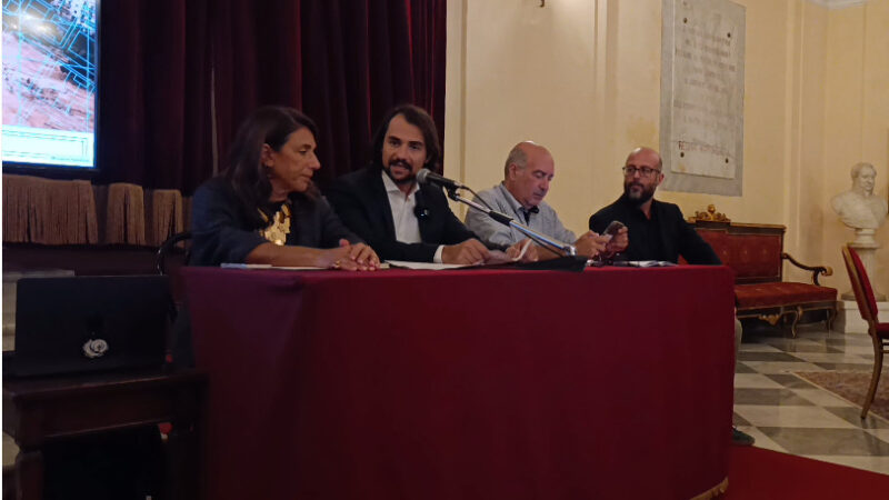 Al momento stai visualizzando Agrigento – «Bravo!» – «Grazie!». Quando la conferenza stampa diventa teatro. La nostra solidarietà al giornalista Domenico Vecchio