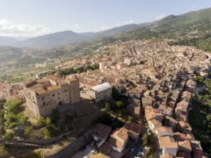 Scopri di più sull'articolo Agrigento – Castelbuono, arriva il Madonie Nomad Residency: borghi, innovazione e lavoro senza confini