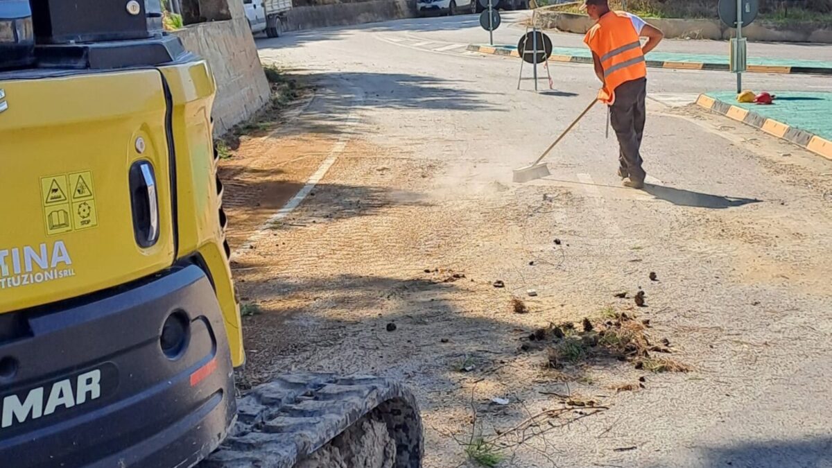 Al momento stai visualizzando Agrigento – Proseguono incessantemente i lavori di rimozione fango e detriti  sulla viabilità provinciale agrigentina