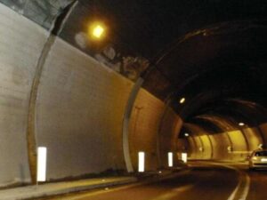Scopri di più sull'articolo Agrigento – Tir abbatte illuminazione e danneggia galleria, chiusa temporaneamente la A19