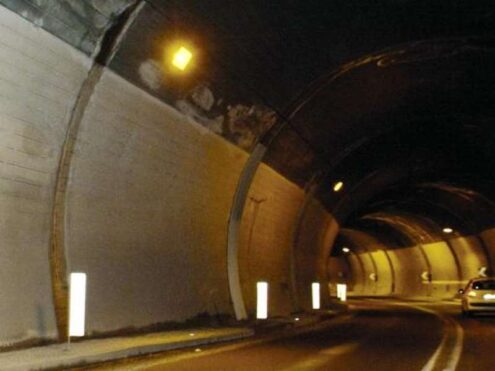 Al momento stai visualizzando Agrigento – Tir abbatte illuminazione e danneggia galleria, chiusa temporaneamente la A19