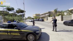 Scopri di più sull'articolo Agrigento – Non si ferma al posto di blocco, fermato dopo inseguimento: denuncia e 6 mila euro di multa