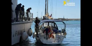 Scopri di più sull'articolo Agrigento – Porto Empedolce, trasportava 8 migranti in barca a vela: arrestato dalla guardia di finanza
