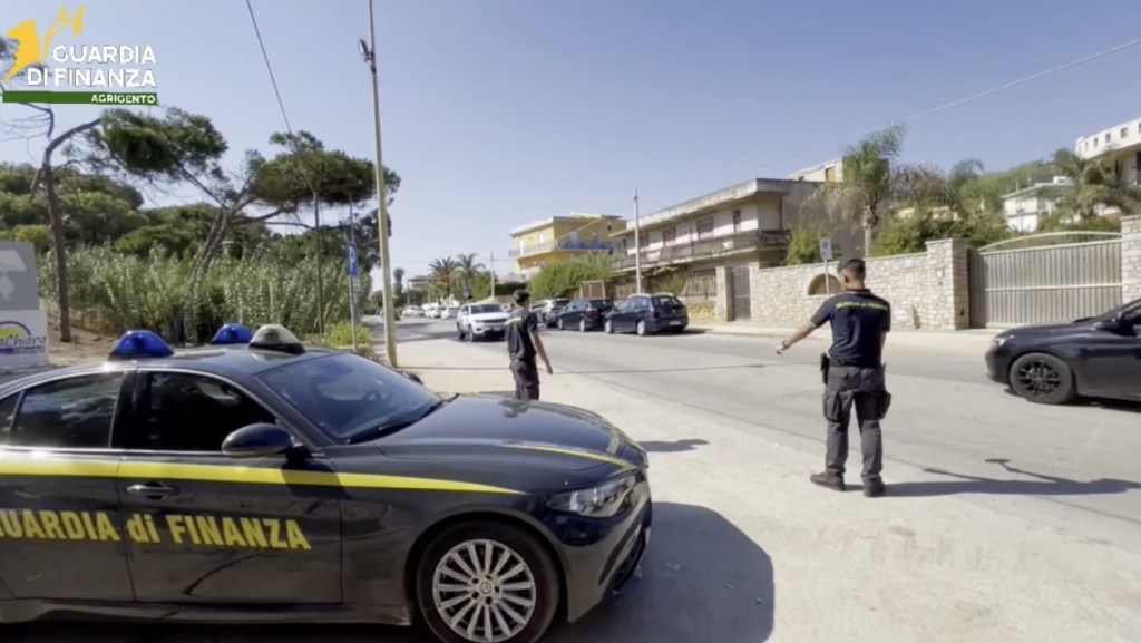 Al momento stai visualizzando Agrigento – Non si ferma al posto di blocco, fermato dopo inseguimento: denuncia e 6 mila euro di multa