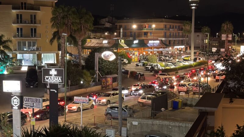 Al momento stai visualizzando Agrigento – McDrive Al Villaggio Mosè: ogni weekend la stessa fila, mancano i vigili