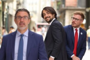 Scopri di più sull'articolo Lui, lui e l’altro: il “triangolo” che rischia di spaccare Controcorrente ad Agrigento