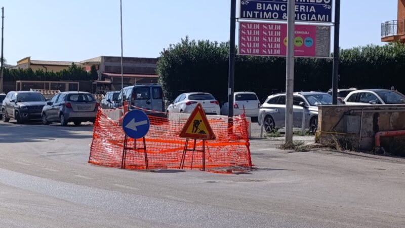 Al momento stai visualizzando Agrigento – Attesa infinita sul viale Sciascia:dopo l’asfalto disconnesso e la lapazza quando inizieranno i lavori?