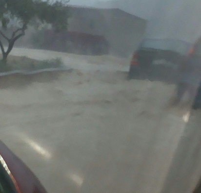 Al momento stai visualizzando Agrigento – Nubifragio, cede il marciapiede in via Piersanti Mattarella: strada transennata e traffico rallentato