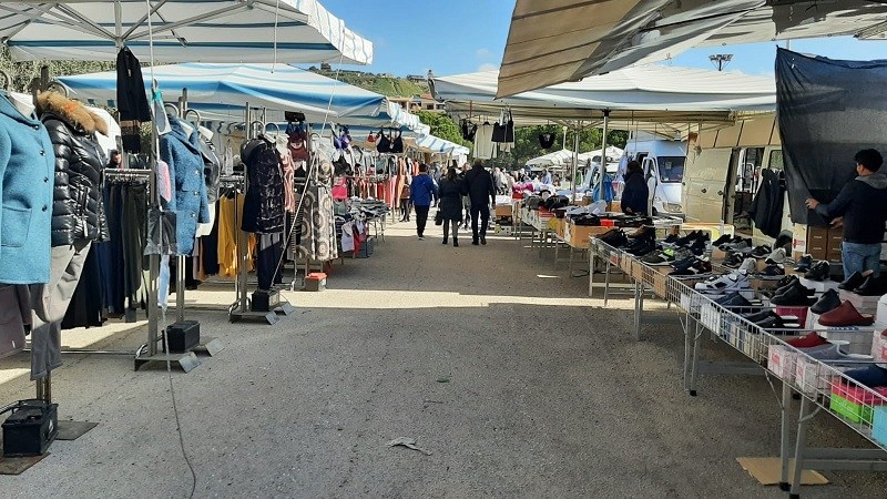 Al momento stai visualizzando Agrigento – Maxi controllo della Finanza al mercato di piazza Ugo La Malfa, sequestrati mille articoli contraffatti 