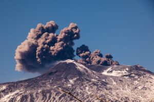 Scopri di più sull'articolo Agrigento – Etna, nuova nube di cenere: l’aeroporto di Catania chiude ancora, voli sospesi fino alle 15