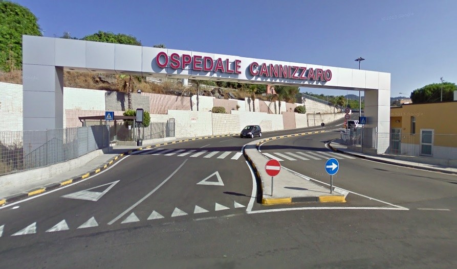 Al momento stai visualizzando Agrigento – Donna getta acido addosso al suo avvocato, legale finisce in terapia intensiva