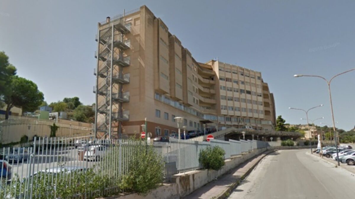 Al momento stai visualizzando Agrigento – Licata, Paura in piazza Duomo. Lampione crolla durante il maltempo: ferito un giovane