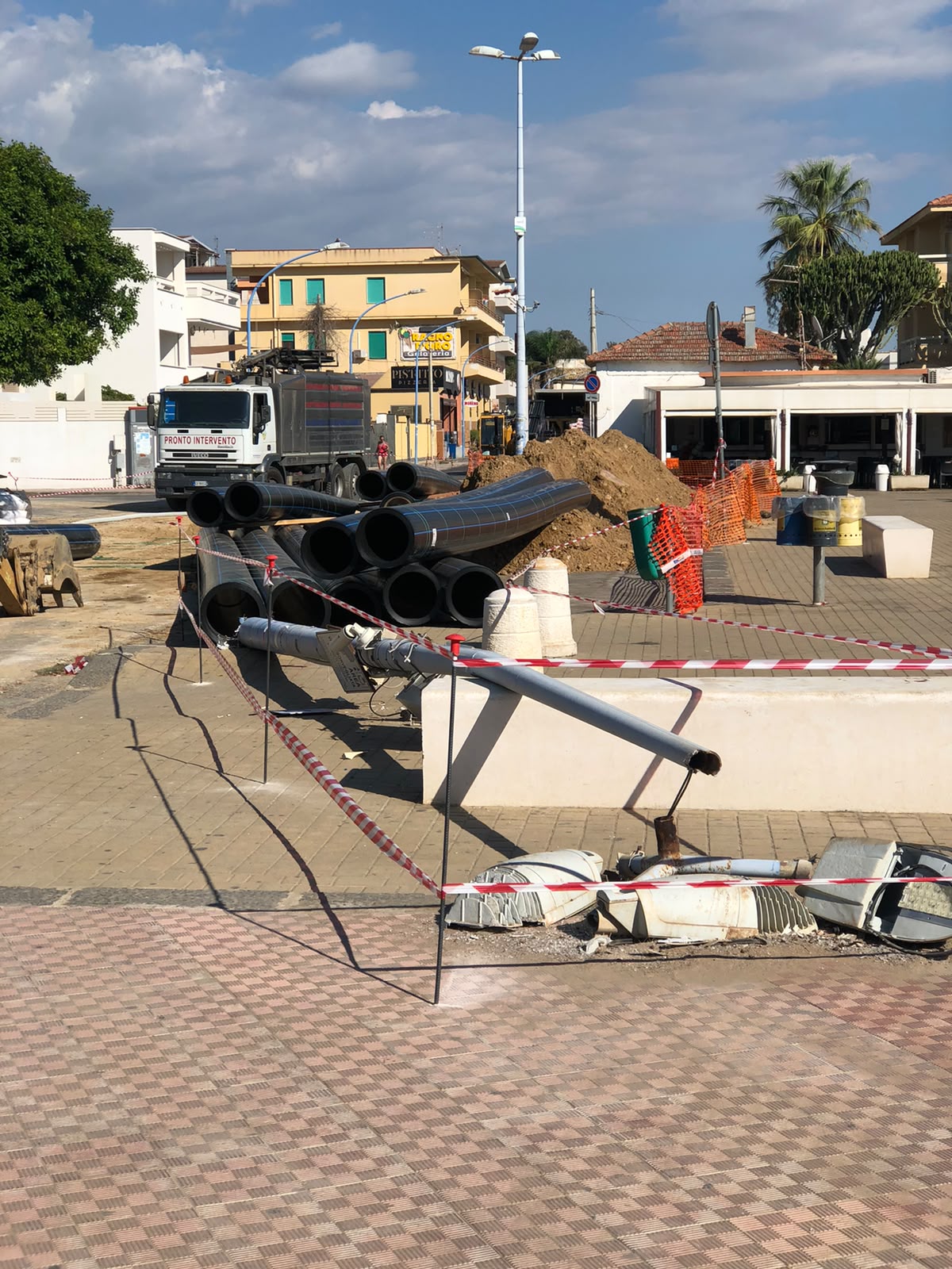 Al momento stai visualizzando Agrigento – San Leone, palo luce si abbatte su piazzale Giglia