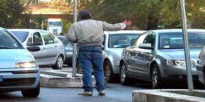 Scopri di più sull'articolo Agrigento – Posteggiatore abusivo in via Gioeni, maxi multa e ordine di allontanamento per 68enne