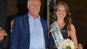 Scopri di più sull'articolo Agrigento – Teatro dell’Efebo: stasera Francesco Buzzurro con la sua “Orchestra a sei corde”, successo per la finale regionale Sicilia di Miss Italia