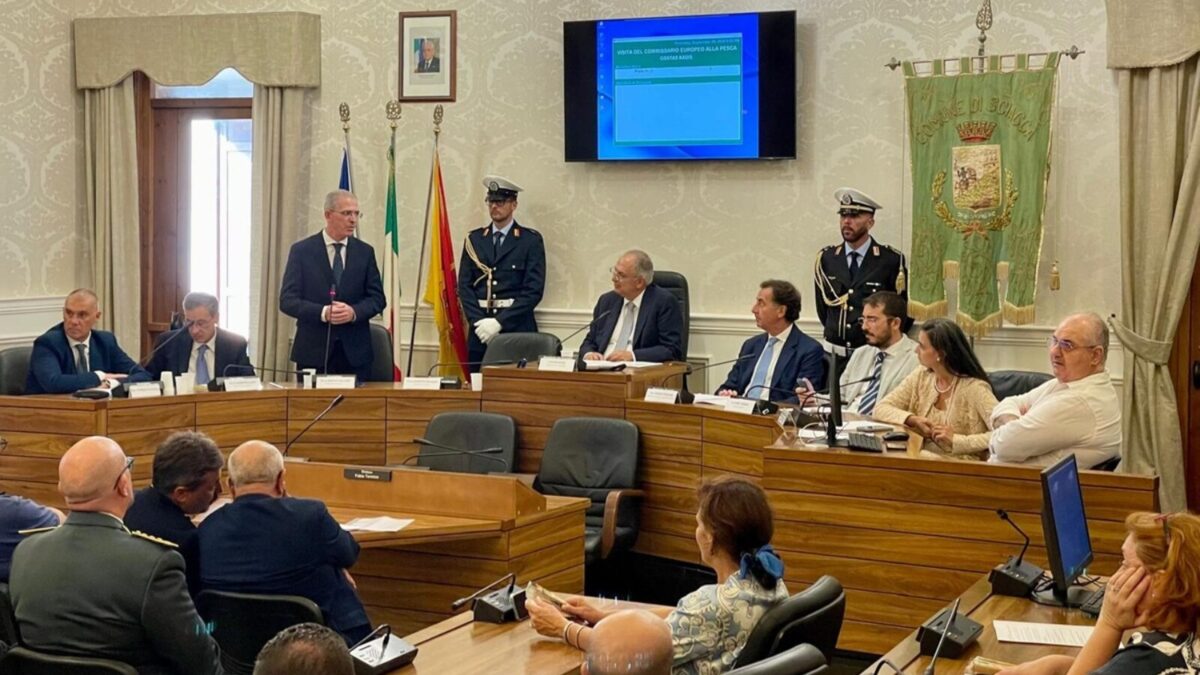 Al momento stai visualizzando Agrigento – Pesca, Commissario UE Kadis a Sciacca, Falcone (FI-PPE): «La visita è un successo storico. Ora cinque priorità per la pesca siciliana»