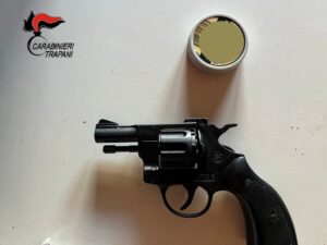 Scopri di più sull'articolo Agrigento – Nasconde 19 panetti di hashish in frigo e una pistola nel mobiletto, arrestato