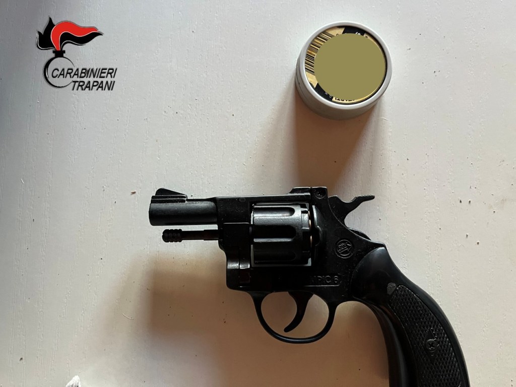 Al momento stai visualizzando Agrigento – Nasconde 19 panetti di hashish in frigo e una pistola nel mobiletto, arrestato