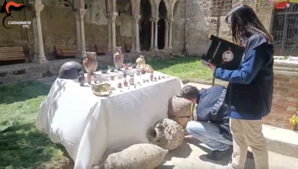 Al momento stai visualizzando Agrigento – Recuperati reperti archeologici rubati due anni fa, valore di 400 mila euro: due indagati