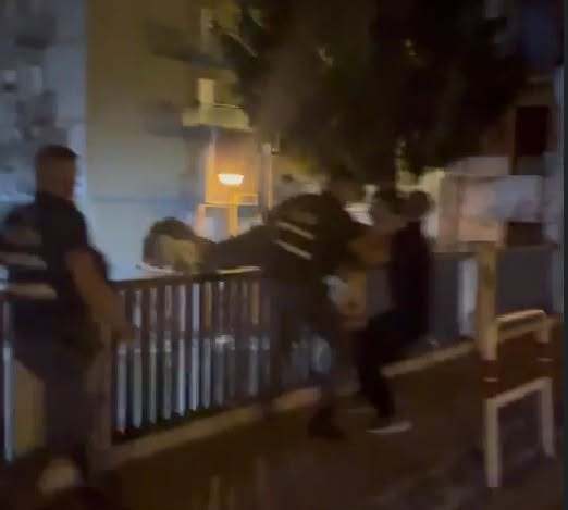 Al momento stai visualizzando Agrigento – In punta di piedi sul cornicione del ponte: giovane messo in salvo da un medico e dalla Polizia