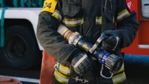 Scopri di più sull'articolo Agrigento – Notte di fuoco a Campobello di Licata: auto distrutta dalle fiamme, danneggiata una palazzina