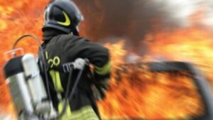 Scopri di più sull'articolo Agrigento – Campobello di Licata, incendio divora auto e danneggia prospetto abitazione
