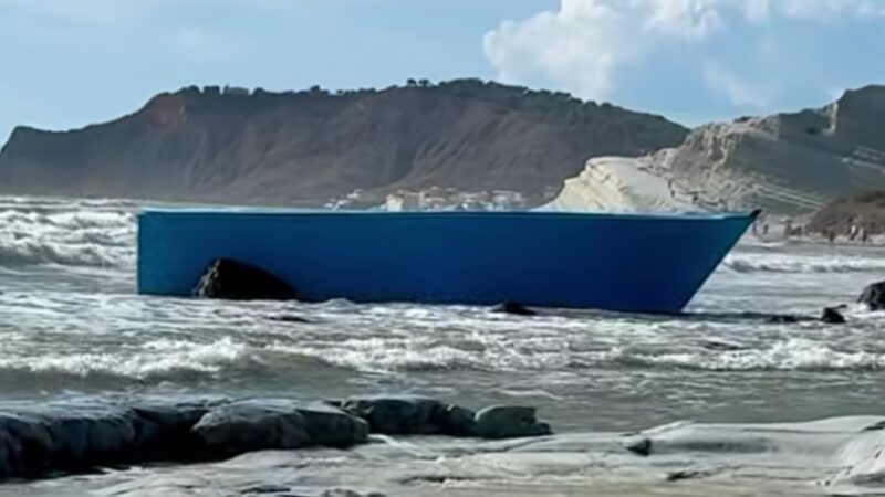 Al momento stai visualizzando Agrigento – Barcone fantasma approda alla Scala dei Turchi, mistero su numero e sorte dei “passeggeri”