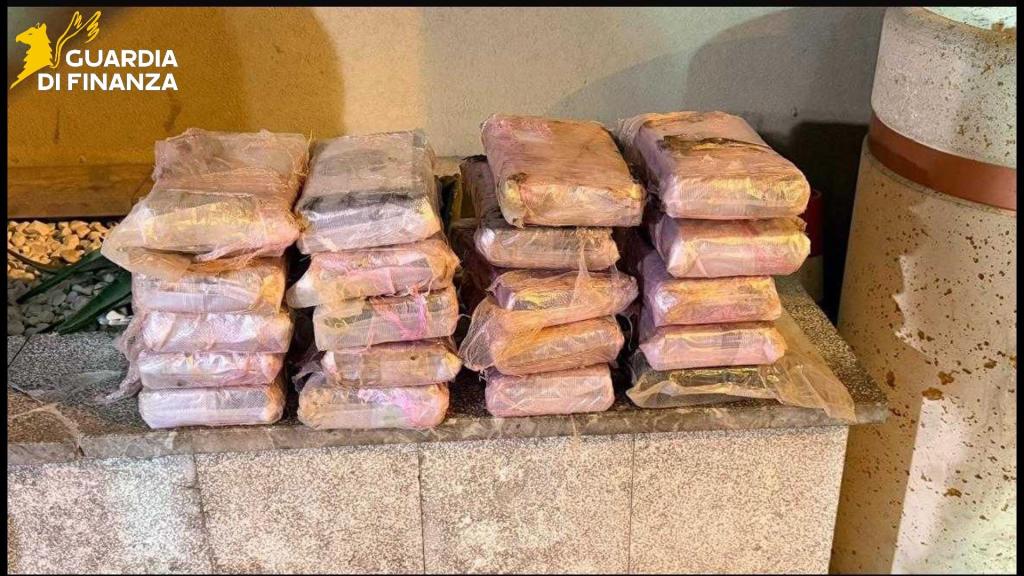 Al momento stai visualizzando Agrigento – In auto con 23 chili di cocaina, arrestato corriere della droga