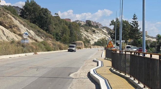 Al momento stai visualizzando Agrigento – Porto Empedocle, il marciapiede della vergogna: soldi pubblici per un’opera che sembra un pericolo (FOTO)