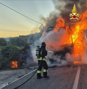 Scopri di più sull'articolo Agrigento – Tir in fiamme lungo la Statale 115: autista illeso
