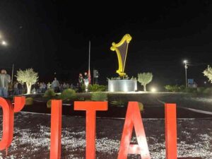 Scopri di più sull'articolo Agrigento – Sambuca di Sicilia, inaugurata la nuova rotonda all'ingresso del borgo: al centro l'iconica arpa