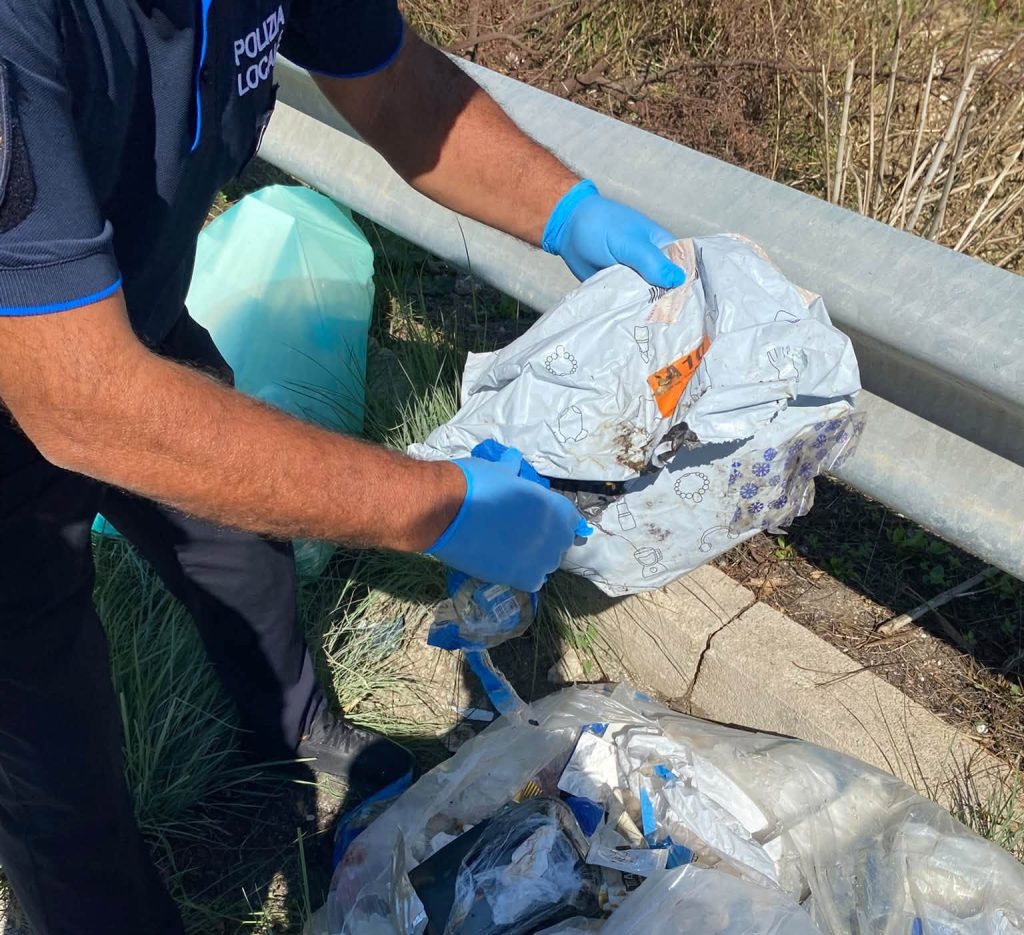 Scopri di più sull'articolo Agrigento – Cianciana, rifiuti abbandonati sulla Ss 118: scatta la caccia al responsabile