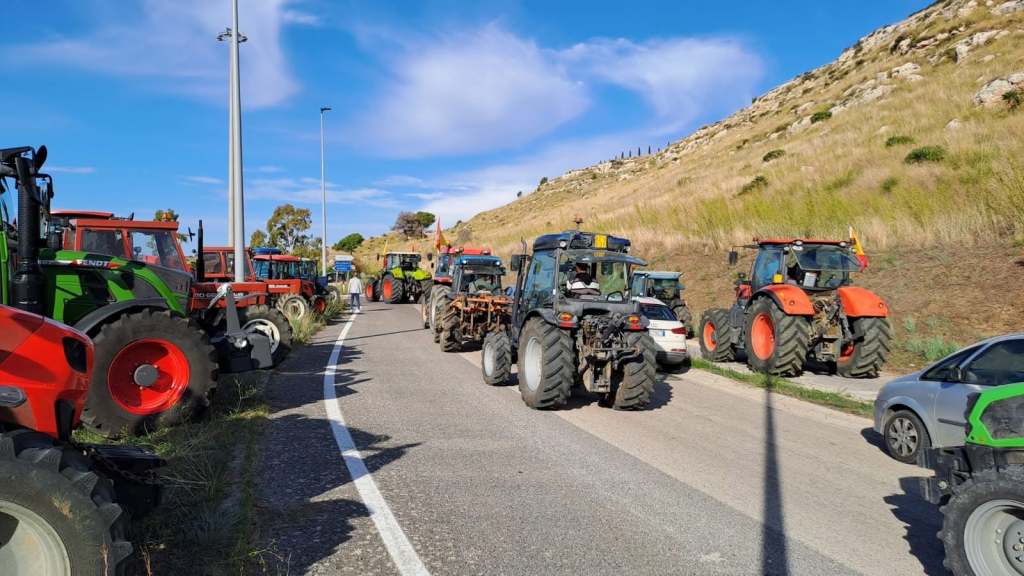 Al momento stai visualizzando Agrigento – Caro carburante, protesta dei trattori anche nell’Agrigentino