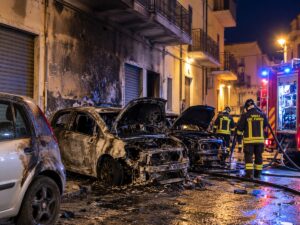 Scopri di più sull'articolo Agrigento – Incendio nella notte ad Aragona: due auto distrutte, una danneggiata