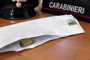 Scopri di più sull'articolo Agrigento – Siculiana, cartuccia a salve in una busta: intimidazione a un cuoco di 43 anni