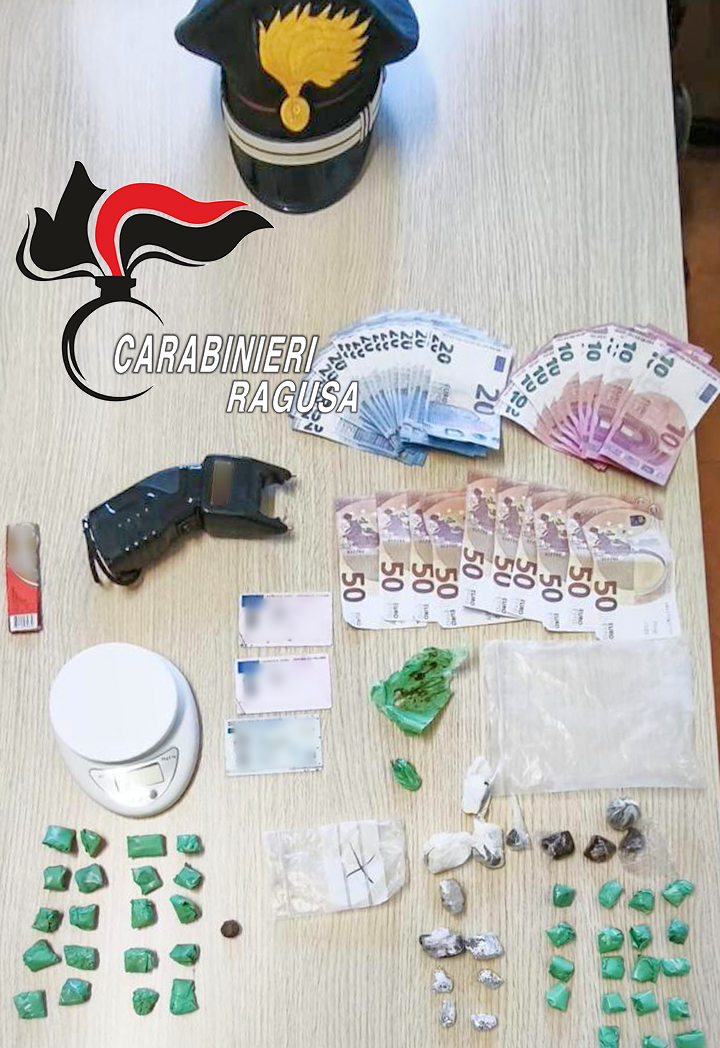 Al momento stai visualizzando Agrigento – Chiaramonte Gulfi, scoperti 300 grammi di hashish e mille euro in banconote false: arrestato un 22enne