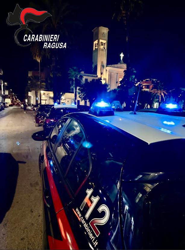 Al momento stai visualizzando Agrigento – Vittoria, controlli a tappeto dei Carabinieri in centro: 70 persone identificate, multe e una patente sospesa