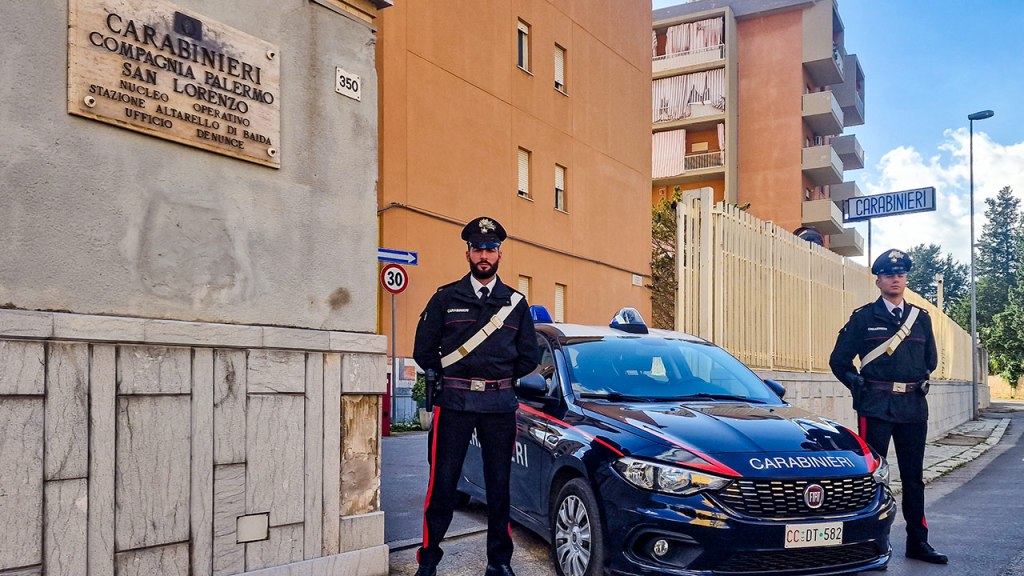 Al momento stai visualizzando Agrigento – Ruba un’auto e stringe i carabinieri contro una ringhiera, arrestato