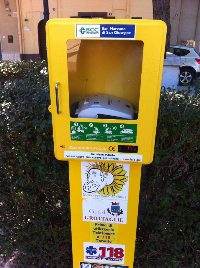 Al momento stai visualizzando L’associazione FestiValle ha donato al Comune di Agrigento un nuovo defibrillatore