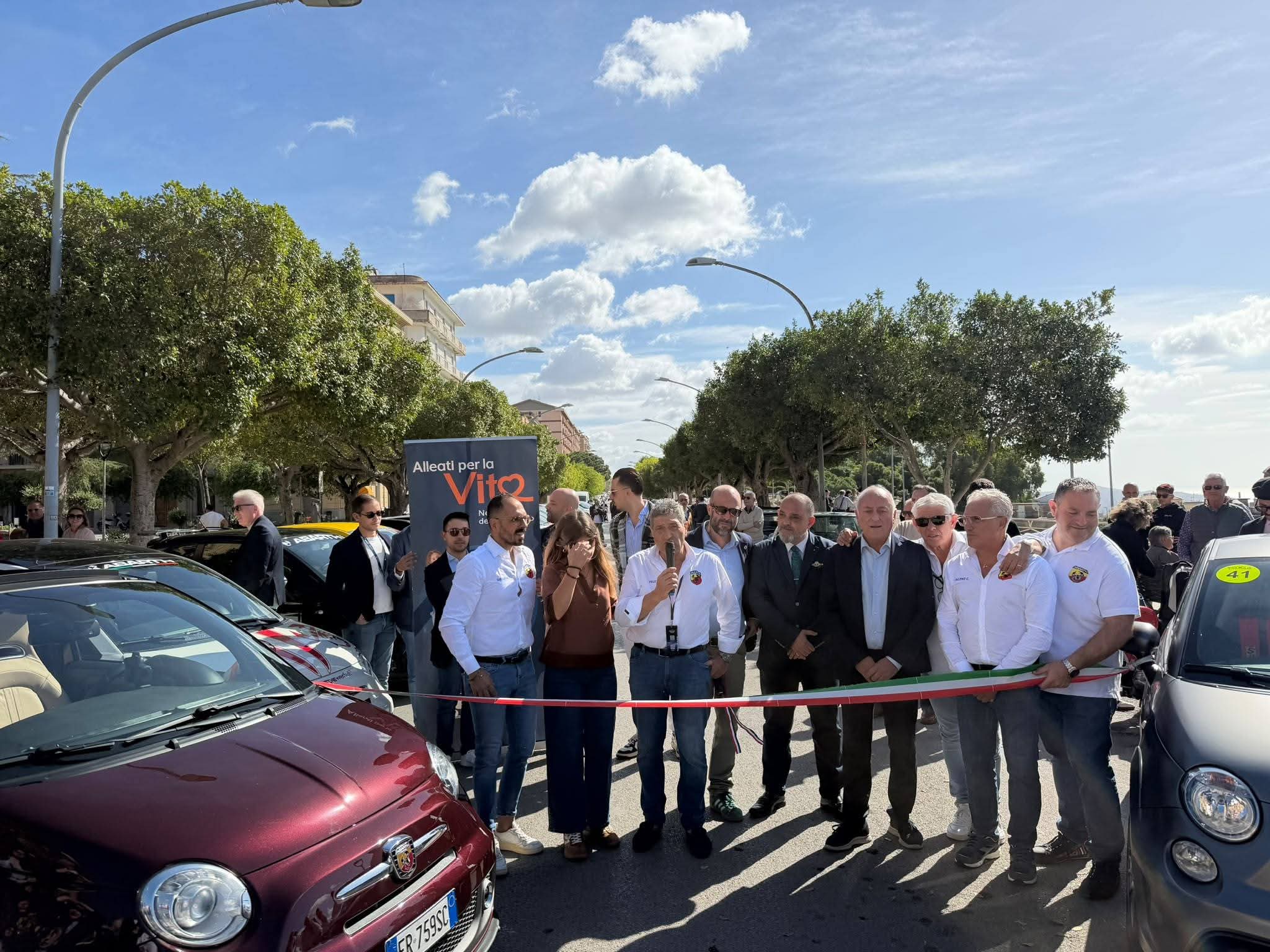 Al momento stai visualizzando Autoraduno Abarth Agrigento: tappa ufficiale a Realmonte. I partecipanti accolti dal sindaco Mallia