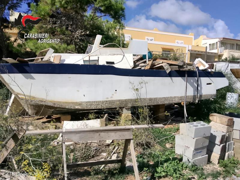 Al momento stai visualizzando Agrigento – Lampedusa, sequestrati 400 metri cubi di rifiuti e un’autofficina abusiva: sette persone denunciate dai Carabinieri